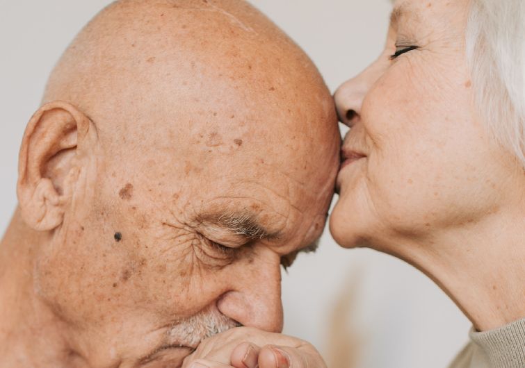 Dos ancianos duermen&nbsp;juntos