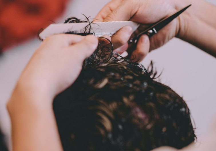 El sujeto de cabello largo