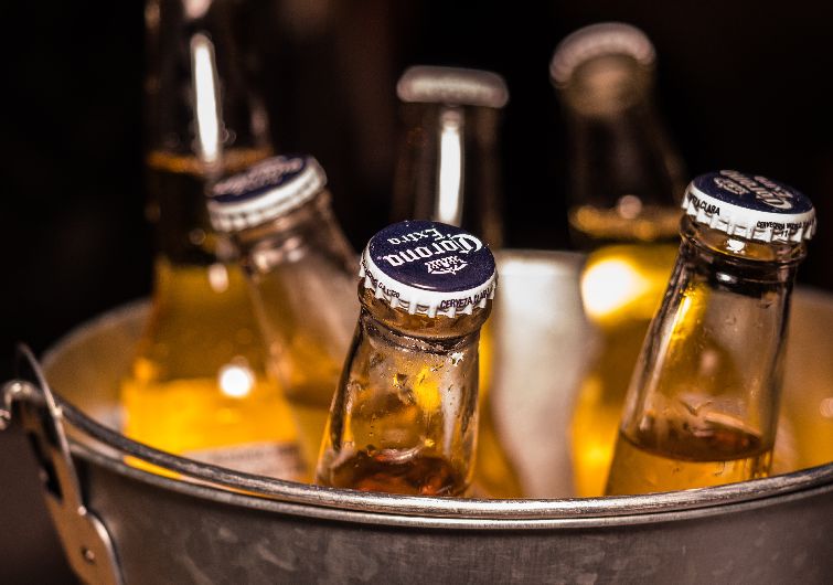 Qué sucede cuando insistir en beber con alguien&nbsp;abstemio